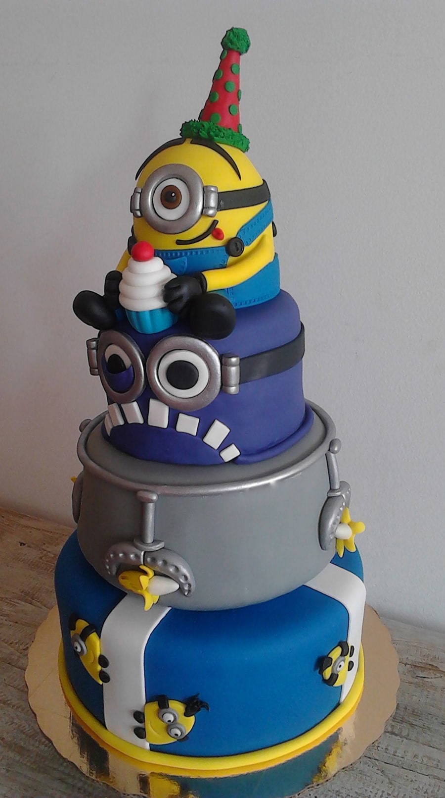 Minions tutorial - robyn loves cake