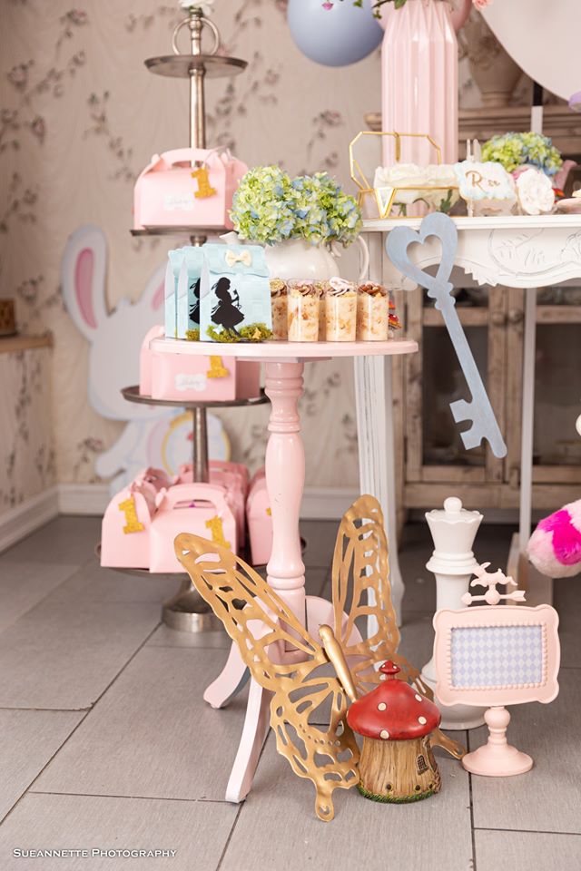 https://www.prettymyparty.com/wp-content/uploads/2020/01/alice-in-wonderland-themed-party-decor.jpg