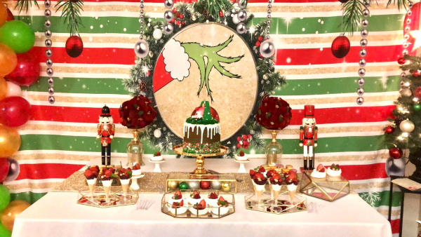 https://www.prettymyparty.com/wp-content/uploads/2020/01/grinch-themed-party-dessert-table.jpg